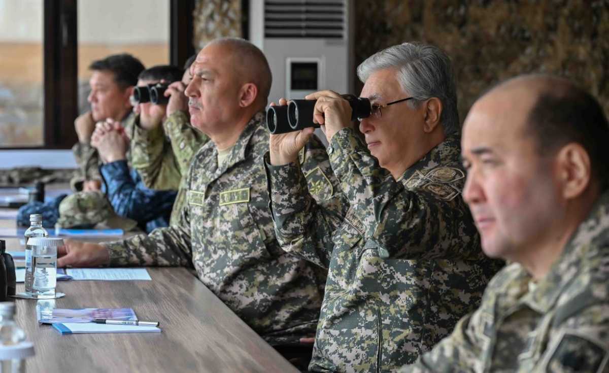 Глава государства посетил стратегические командно-штабные военные учения «Батыл тойтарыс-2023»