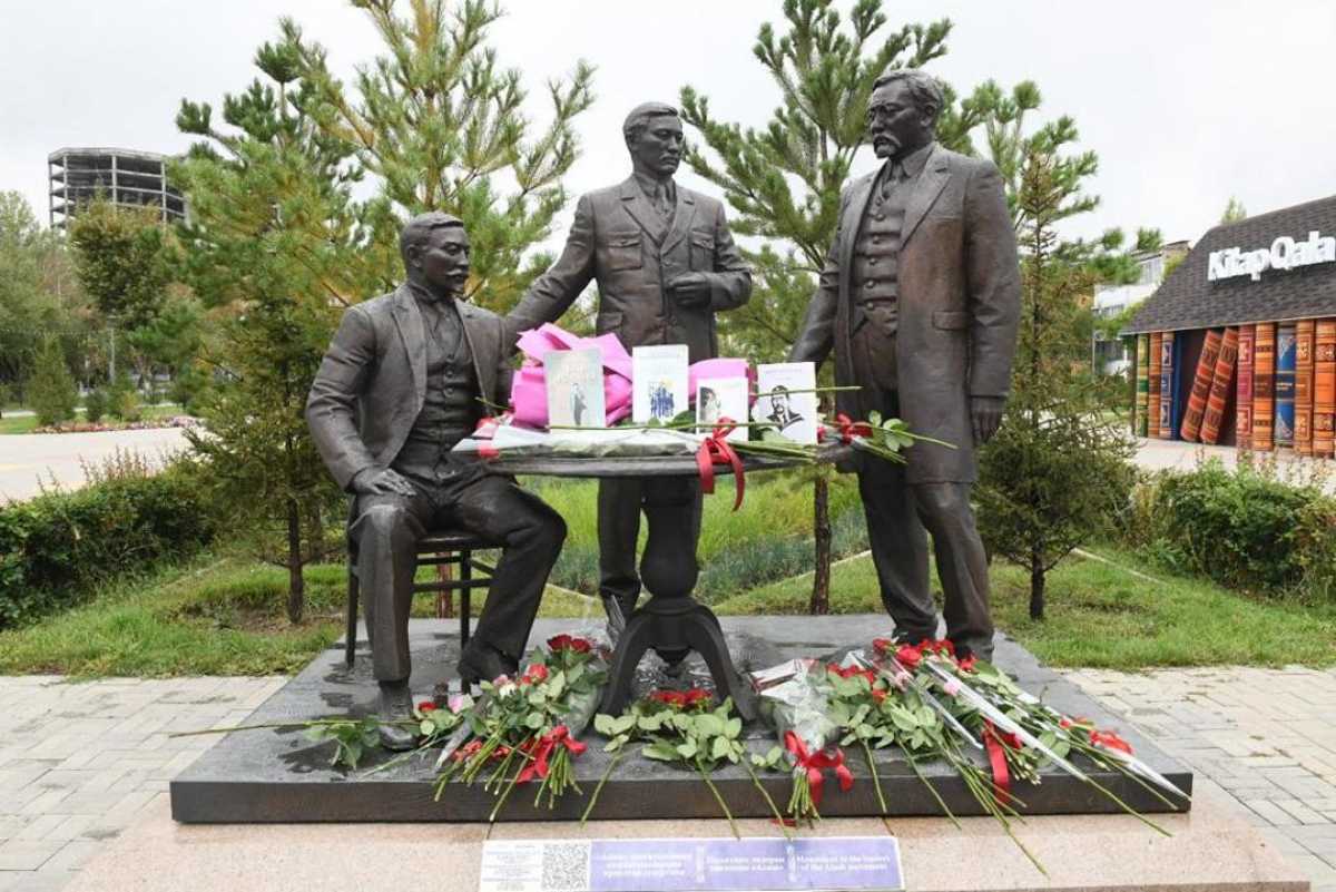 В Астане состоялась церемония возложения цветов к памятнику «Алаш қайраткерлері»