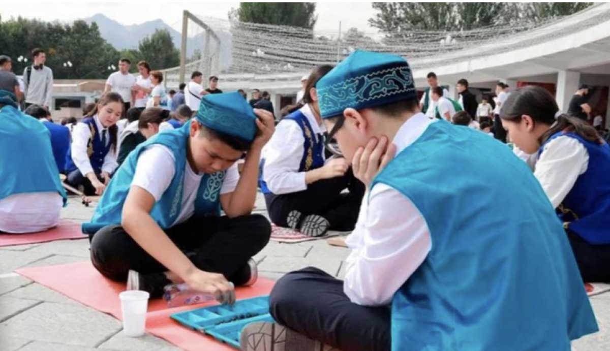 Казахстанские школьники установили рекорд по игре в тогызкумалак
