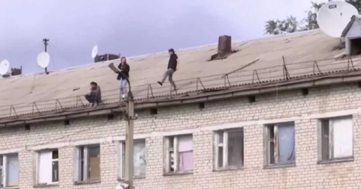 Сироты грозили поджечь общежитие и спрыгнуть с крыши в Уральске