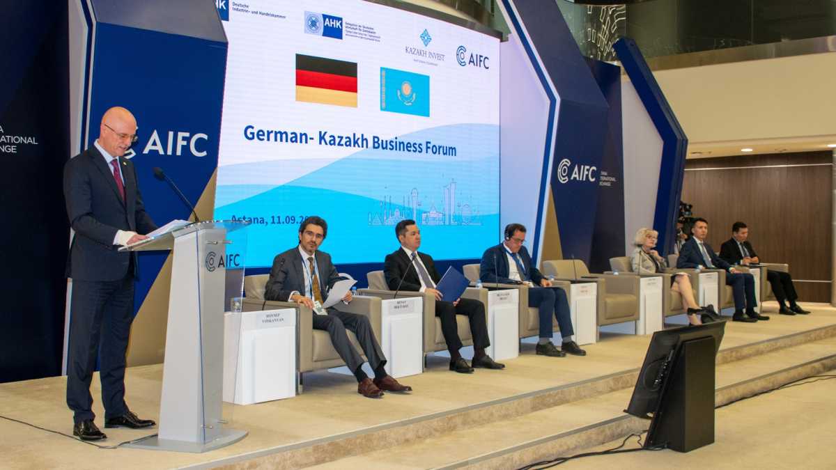 Расширение деловых связей и реализацию совместных проектов Казахстана и Германии обсудили на встрече Роман Скляр и Фолькер Трайер