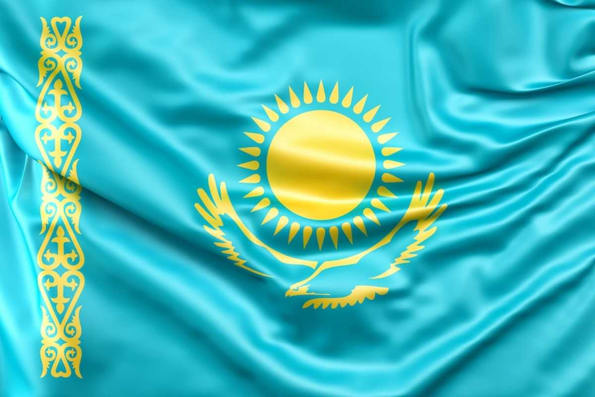 Казахстанцам разрешат вешать госфлаг на балконах и в помещениях