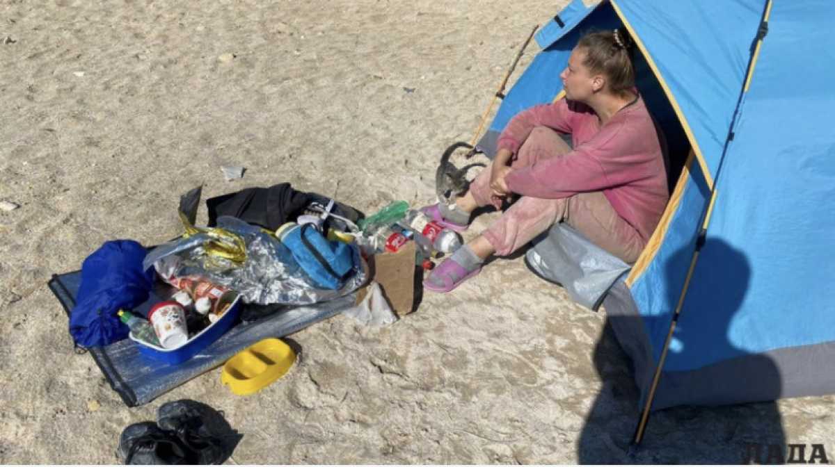 Отвергнутая родными молодая женщина 5 месяцев выживала в палатке в Актау