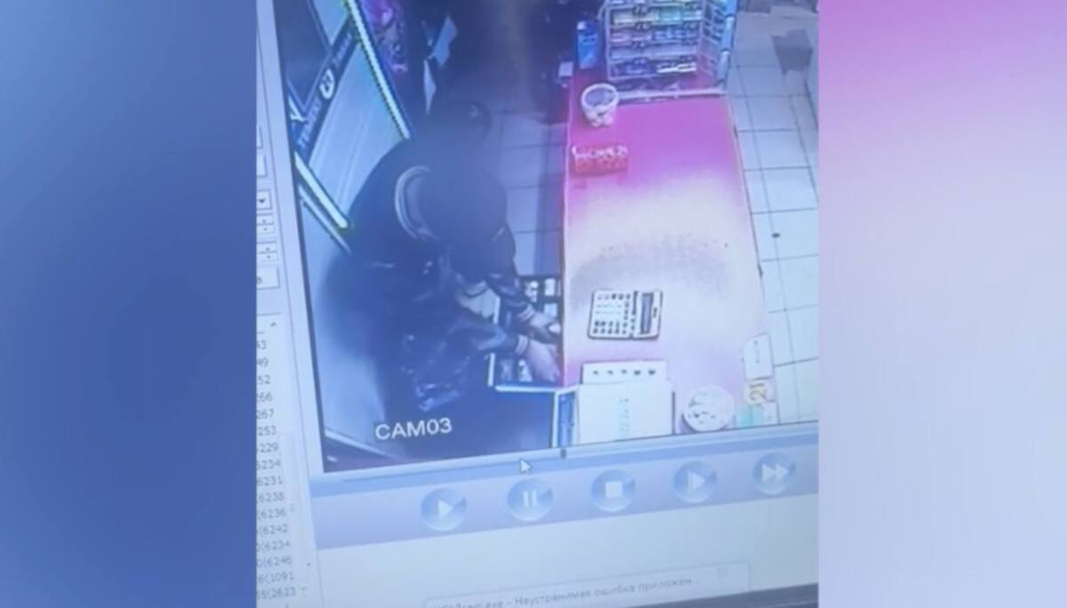 Мужчина напал на продавщицу и пошёл тратить награбленное в одном из кафе Шымкента