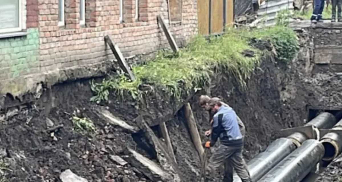 Жилой дом повредили во время ремонта теплотрассы в Риддере