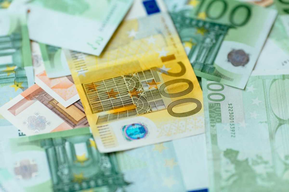 Сбытчиков фальшивых банкнот экстрадировали из Швеции и осудили в Казахстане