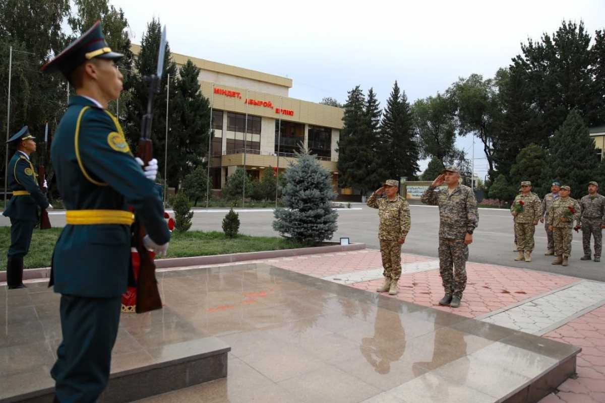 Министры обороны Казахстана и Кыргызстана посетили Военный институт Сухопутных войск