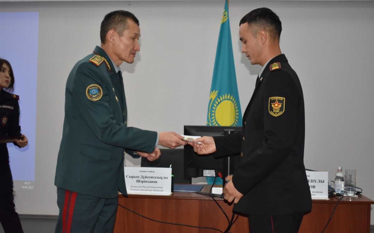 Военнослужащих наградили за спасение ребёнка при пожаре в Карагандинской области