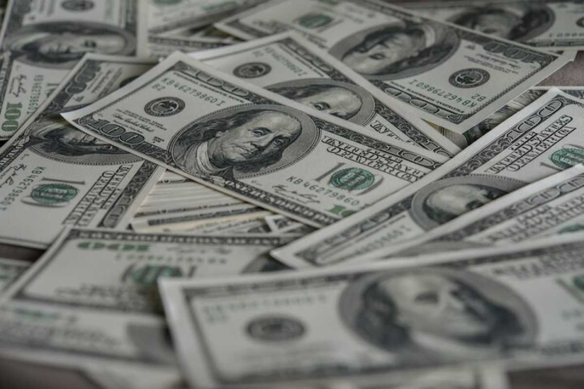 Доллар подешевел в Казахстане перед выходными