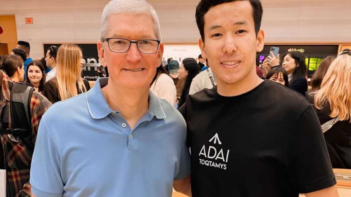 Житель Актау получил новый iPhone из рук главы Apple