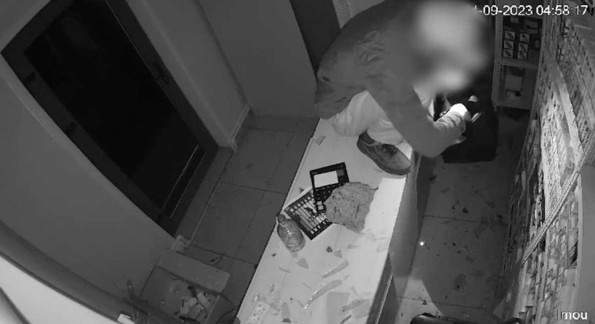 Разбил стекло камнем: дерзкий вор попал в объектив камеры в одном из магазинов Кокшетау