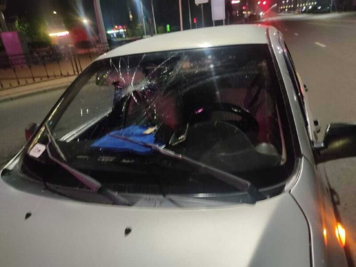 Астанчанин без причины разбил лобовое стекло чужого авто