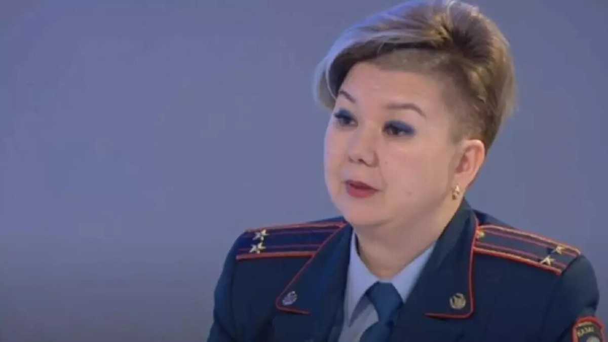 Известную своей стрижкой полицейскую задержали за взятку