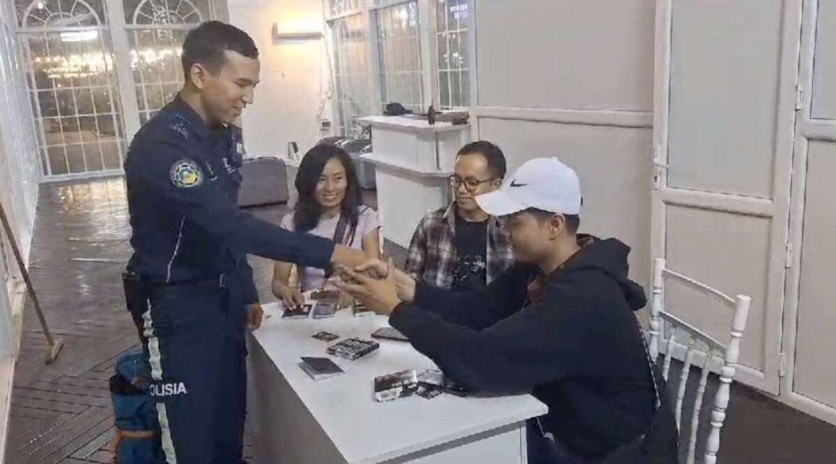 Туристы из Индонезии поблагодарили шымкентского полицейского