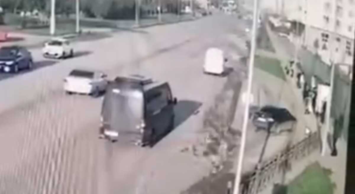 Авто врезалось в остановку с людьми в Астане: в отношении водителя завели уголовное дело