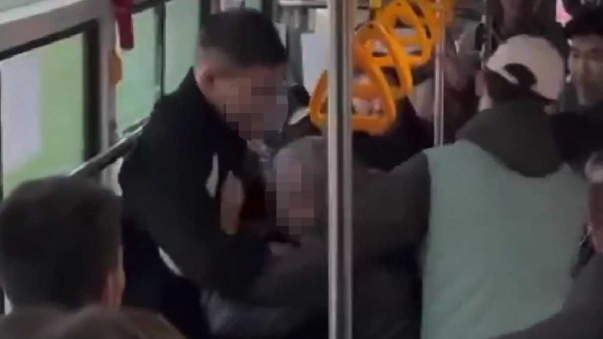 Драка подростка с пенсионером в автобусе в Семее попала на видео