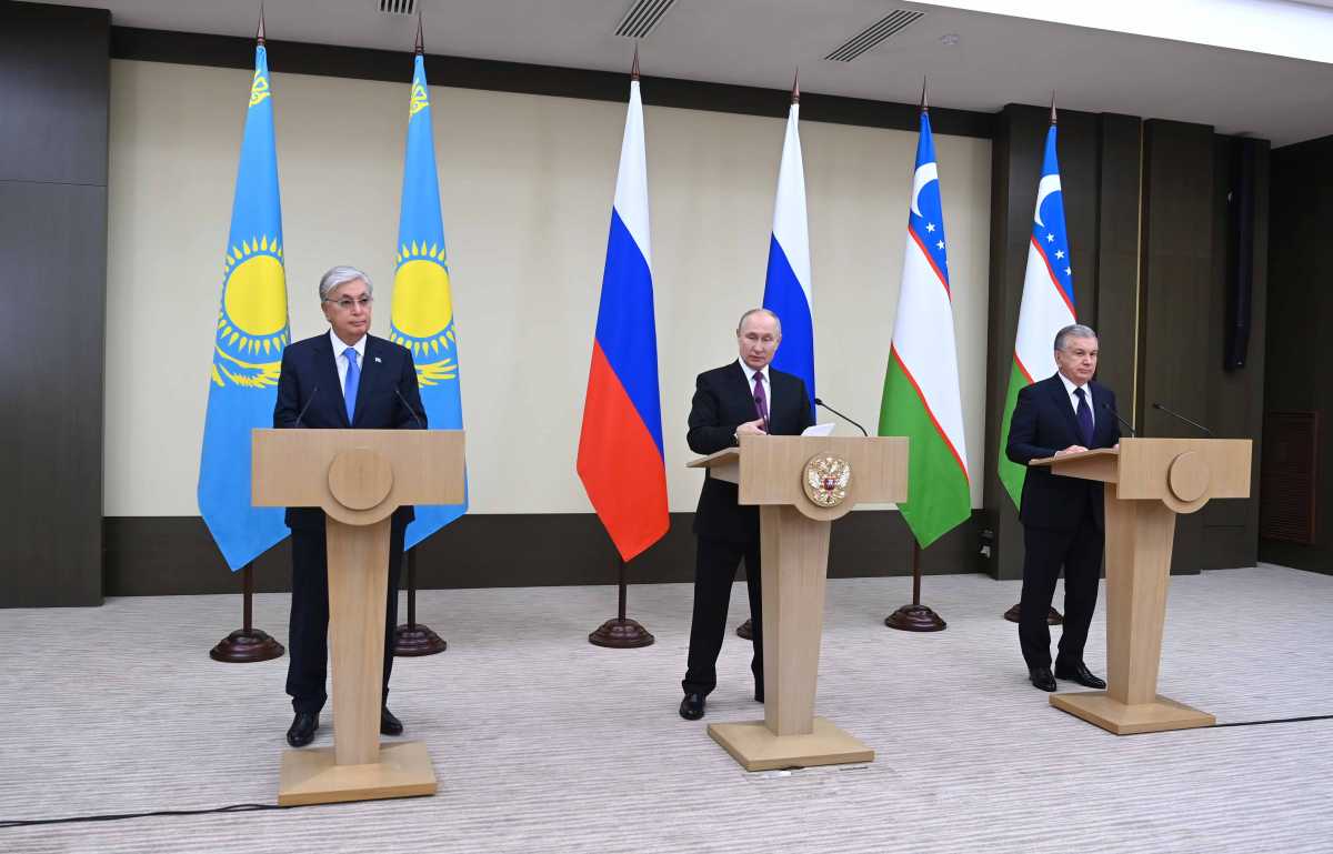 Токаев принял участие в церемонии открытия транзита газа в Узбекистан через территорию Казахстана