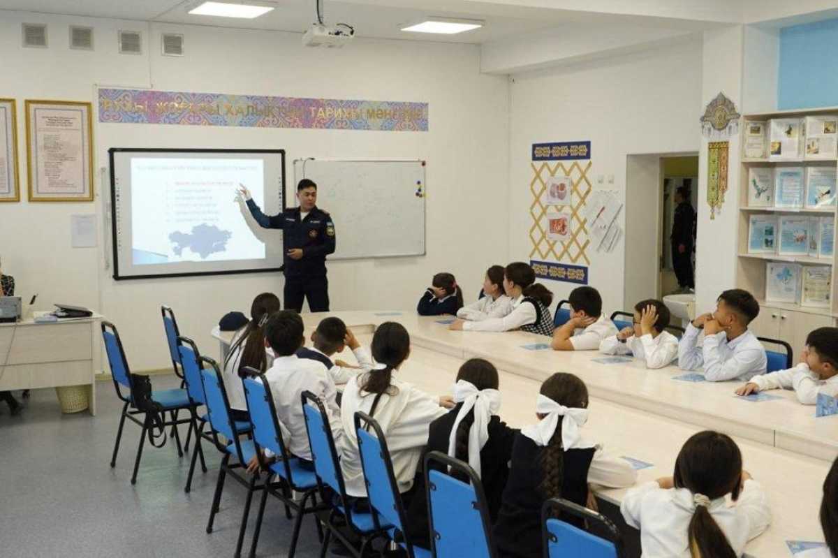 Сотрудники ДЧС ВКО провели занятия для школьников