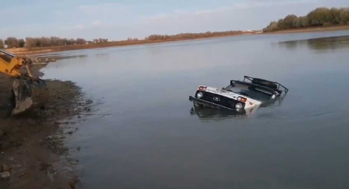 Два человека погибли в затонувшем авто в Атырауской области