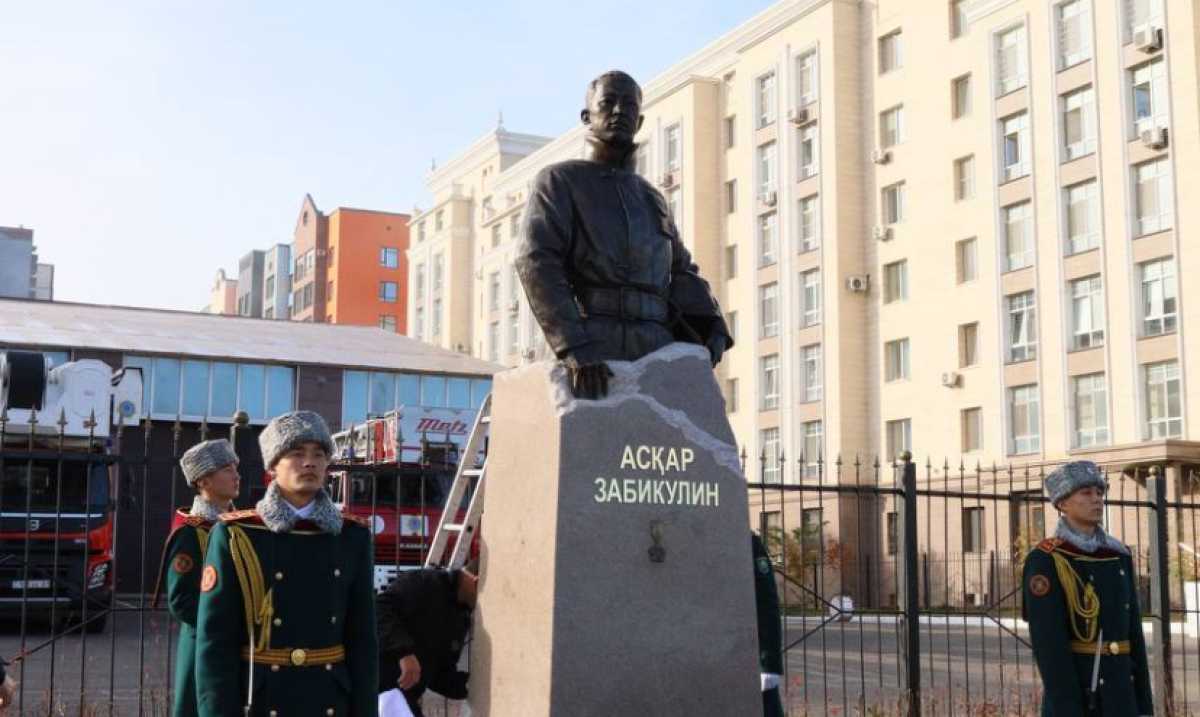 В Астане установили памятник пожарному Аскару Забикулину