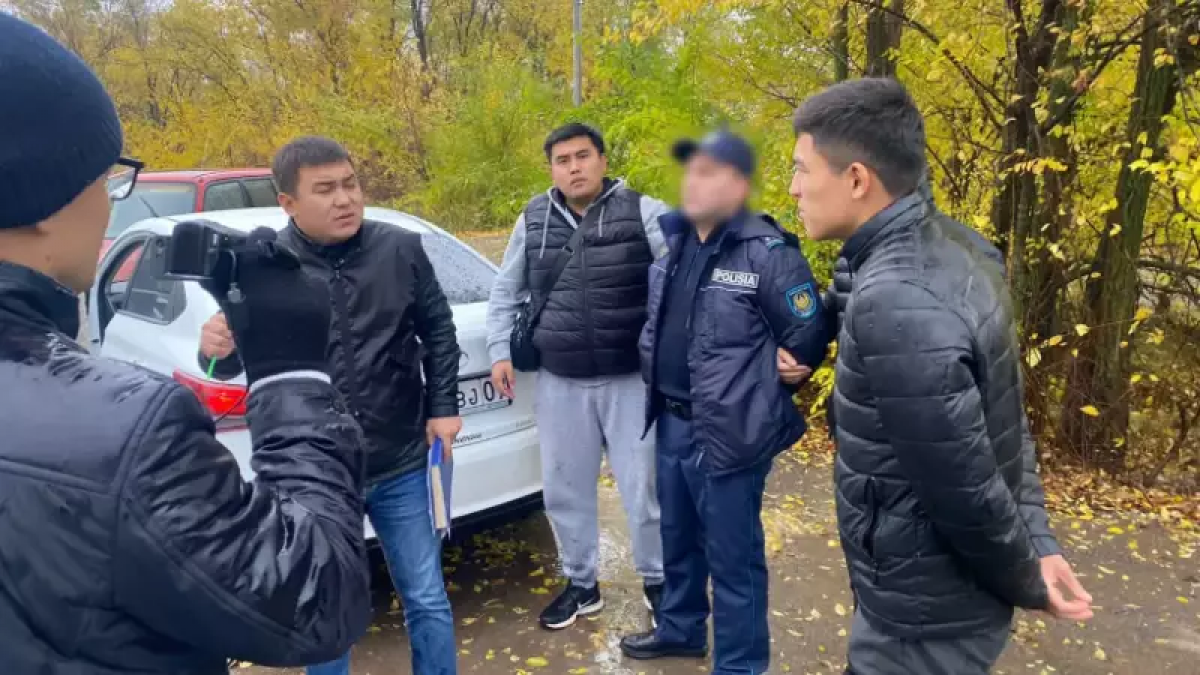 Полицейского задержали при получении взятки в Уральске