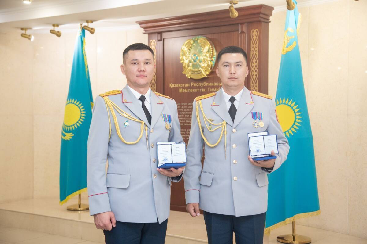 Полицейских, предотвративших похищение человека в Алматы, наградили госнаградами 
