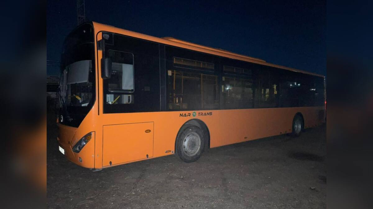 Автобус сбил женщину на остановке в Экибастузе