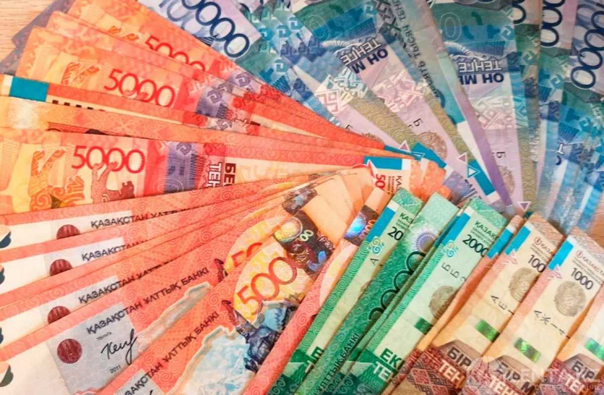 Сколько казахстанцев получают зарплату в миллион тенге