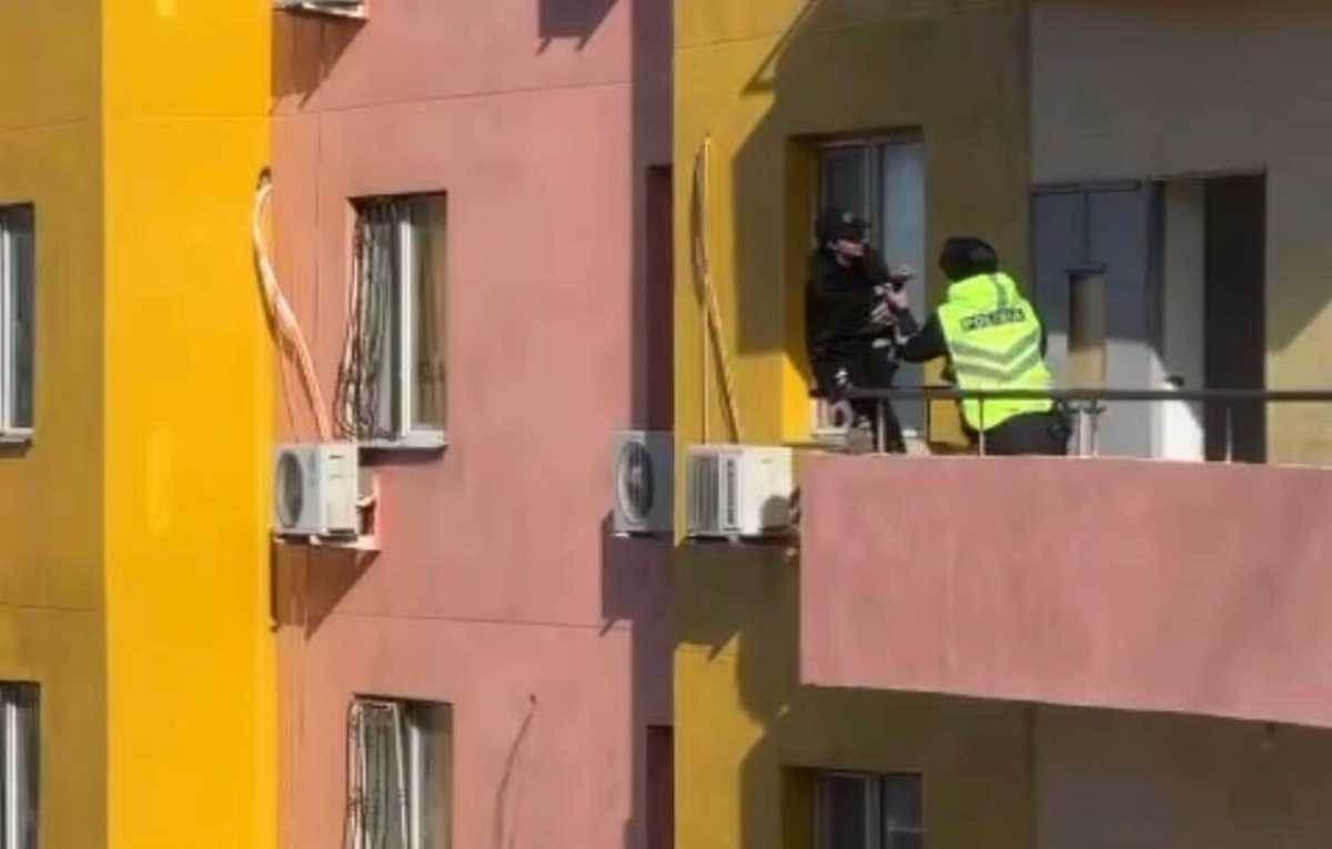Девушка пыталась спрыгнуть с балкона 15 этажа в Атырау
