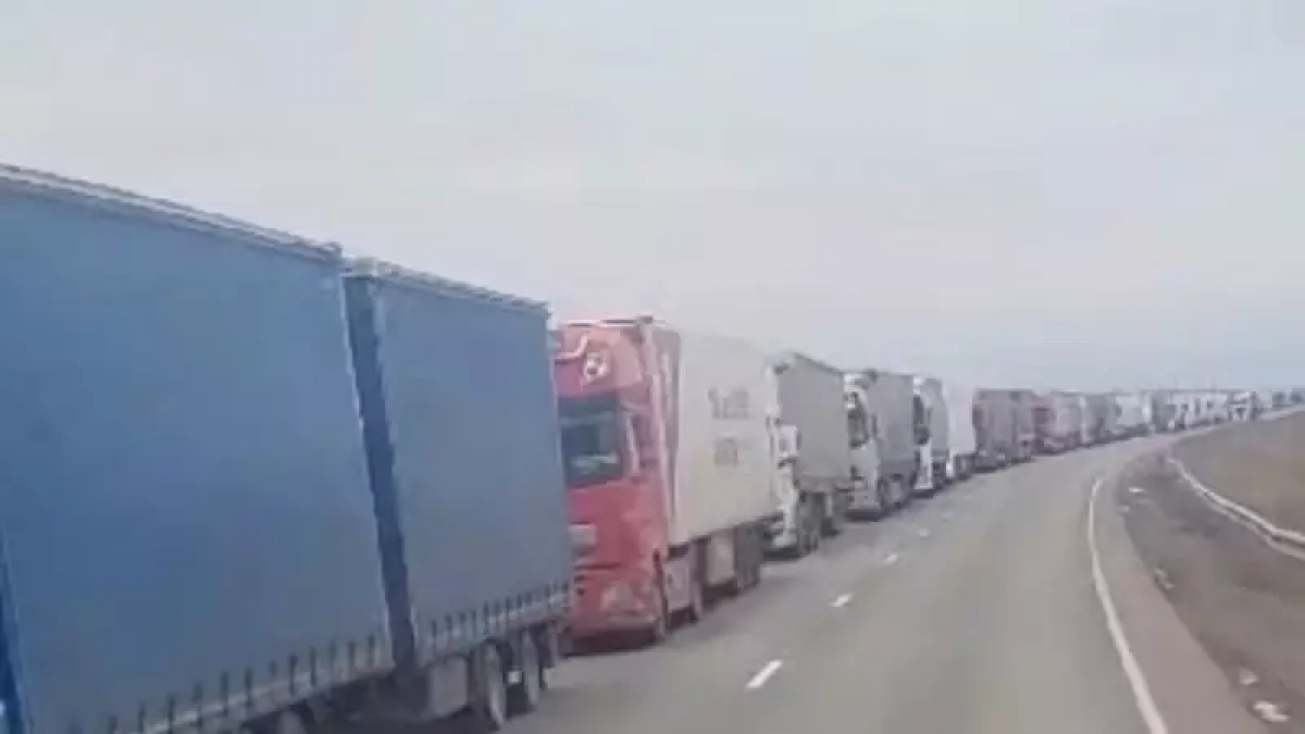 Огромные очереди на казахстанско-российской границе возмутили водителей