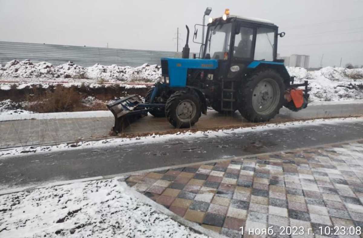 В Астане выпал снег. В уборке задействованы сотни дорожных рабочих и техники