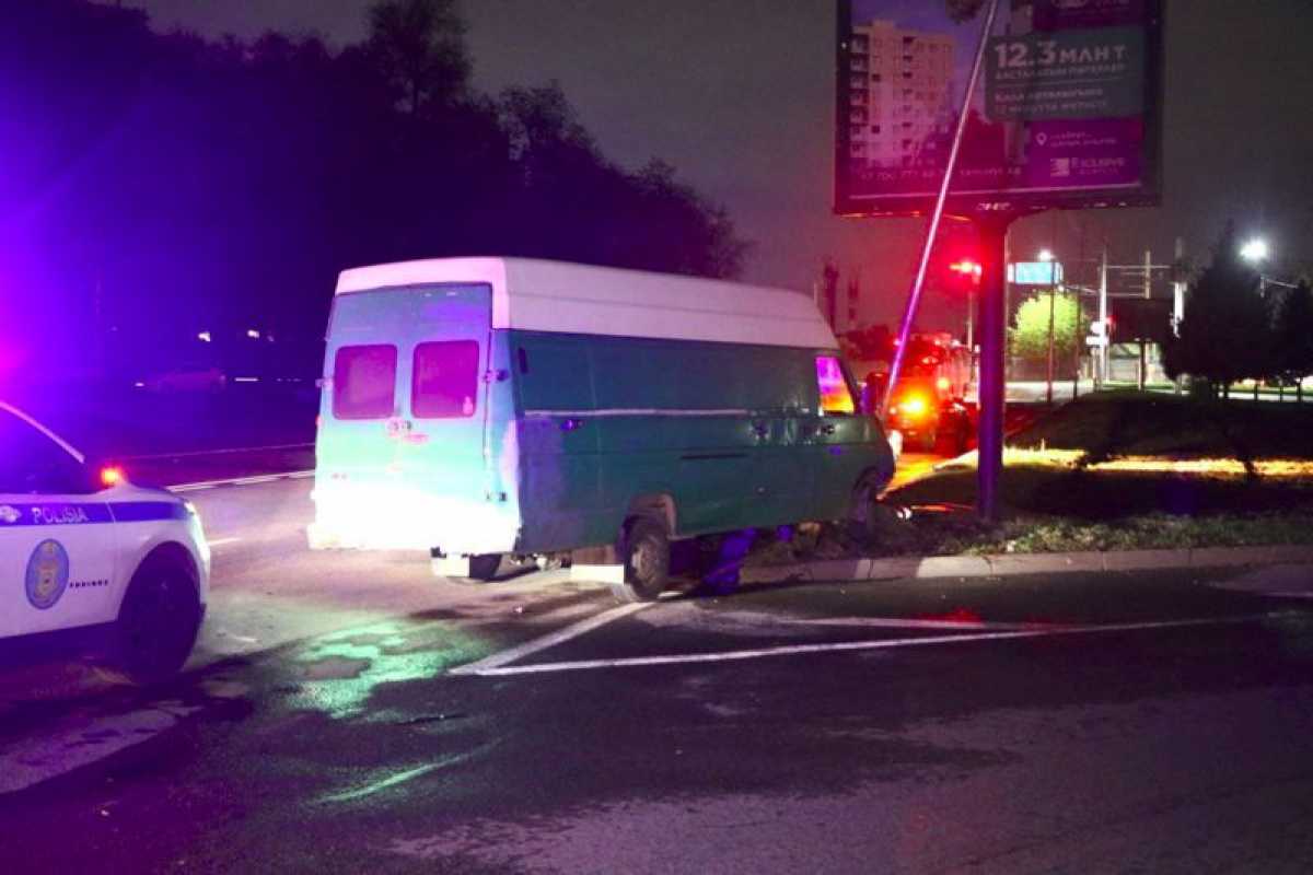 Пешеход погиб под колёсами микроавтобуса в Алматы