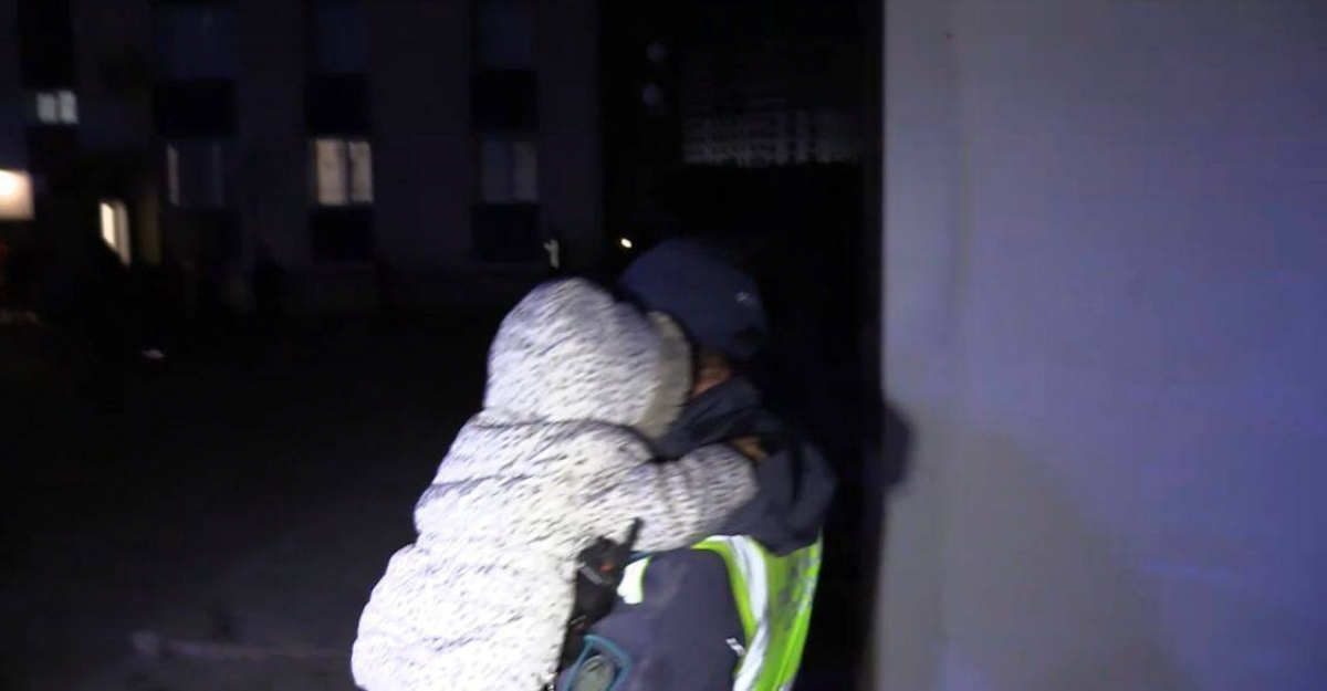 Полицейские эвакуировали жильцов из горящей многоэтажки в Шымкенте