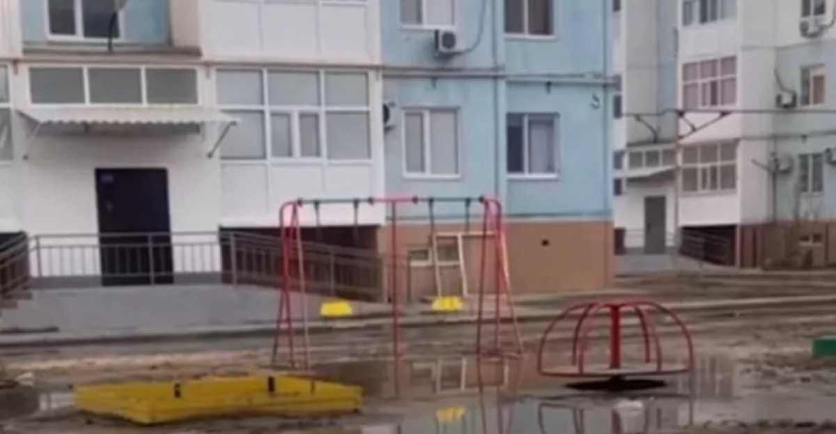 Канализационные воды затопили улицы в Атырау