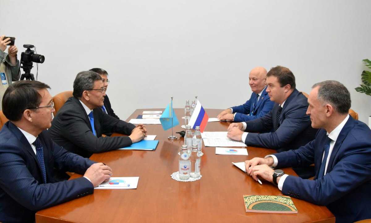 Аким СКО встретился с губернатором Омской области