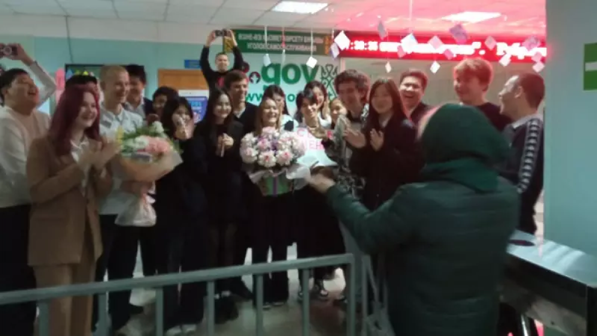 В Актау школьники встретили уволенного учителя цветами и аплодисментами