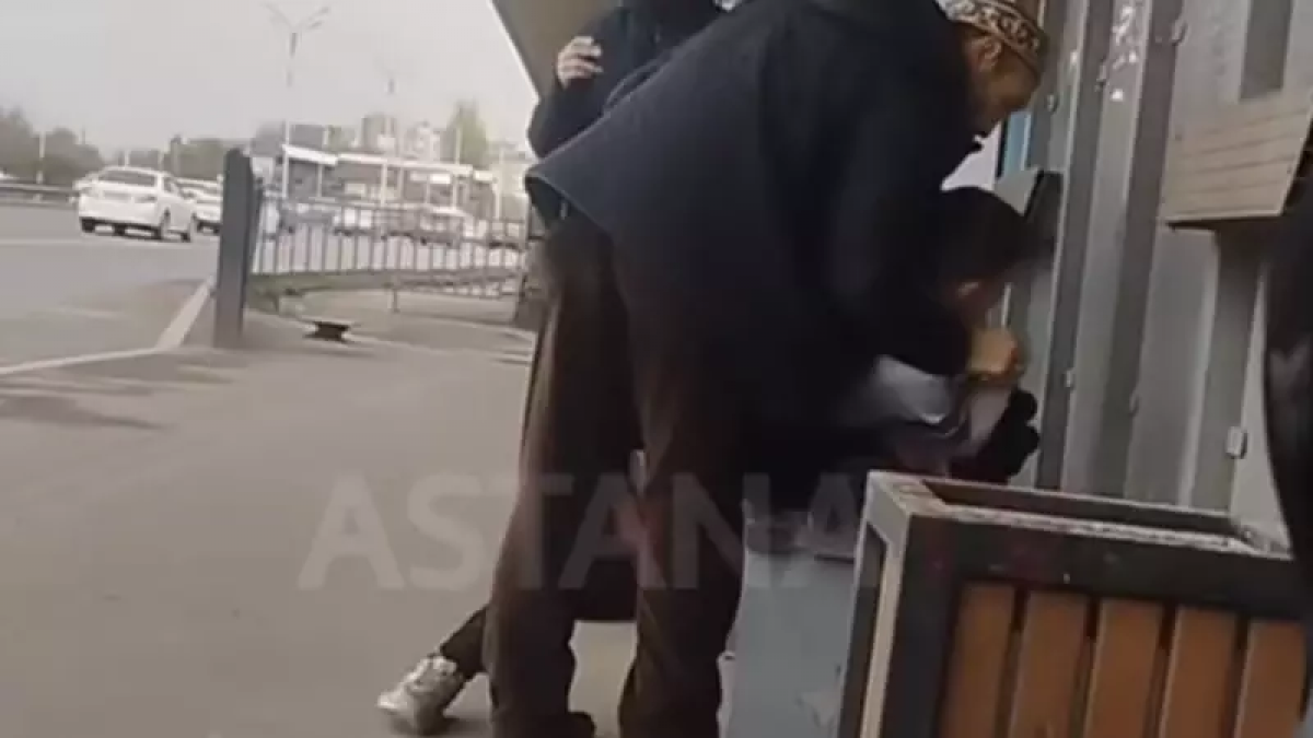 Мужчина выворачивал мальчику руки на остановке в Алматы