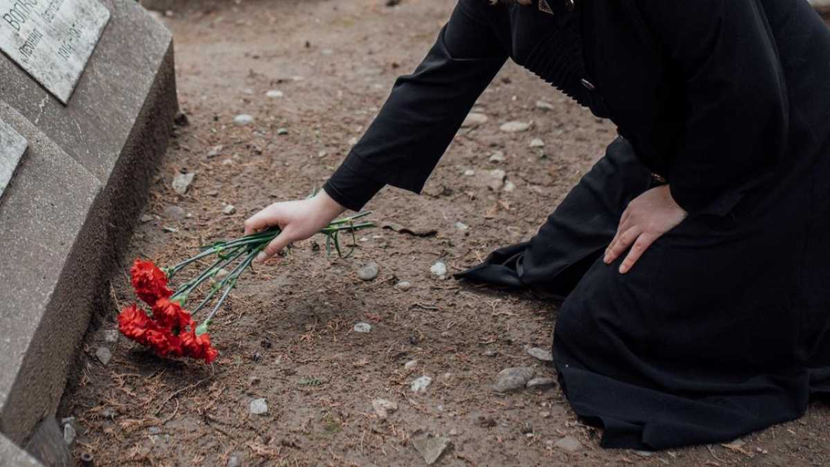 Школьники разгромили могилы на кладбище в Актюбинской области
