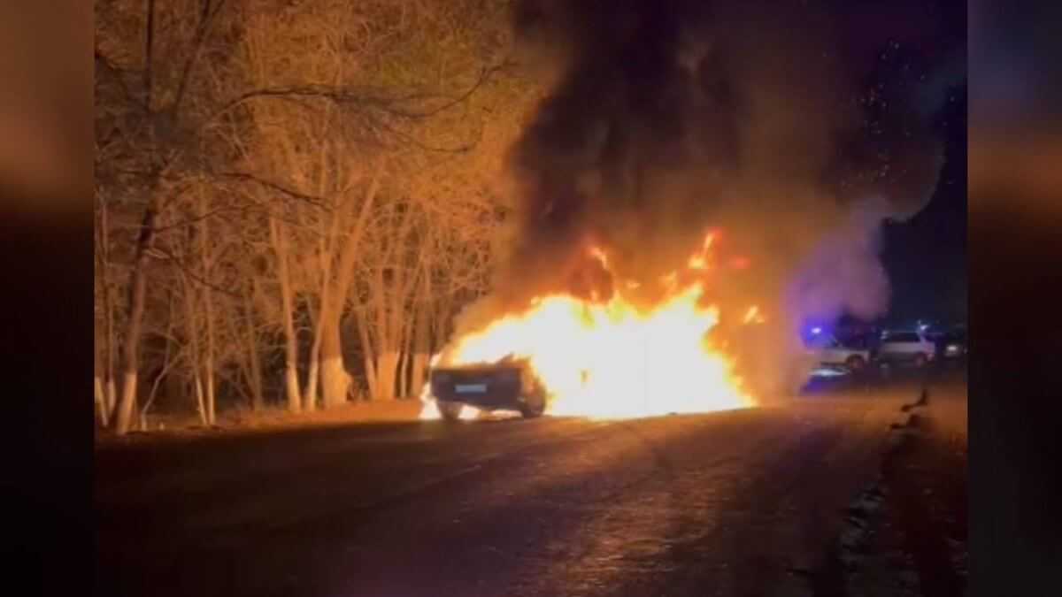 Две автомашины сгорели при столкновении на трассе Алматы-Коргас