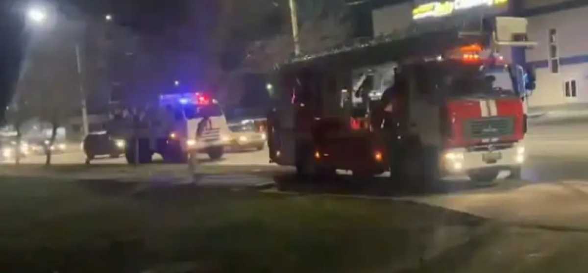 13 человек эвакуировали при пожаре в пятиэтажке в Усть-Каменогорске
