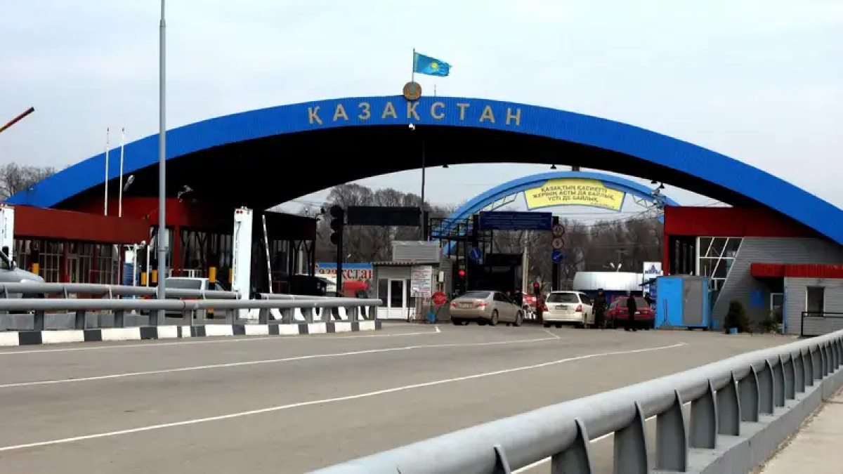 Кыргызстан приостановил пропуск через погранпереход на границе с Казахстаном
