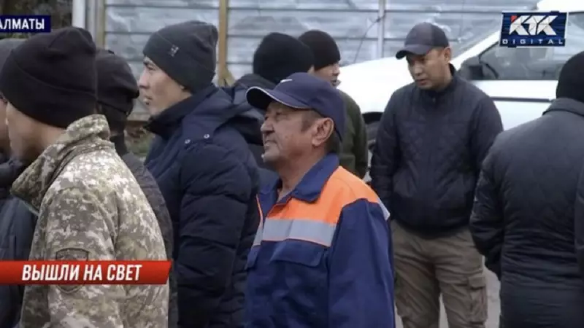В Алматы обслуживавшие уличные фонари рабочие не могут получить зарплату
