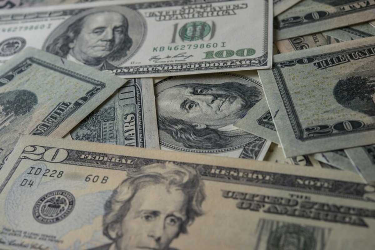 Доллар резко подешевел почти на 4 тенге