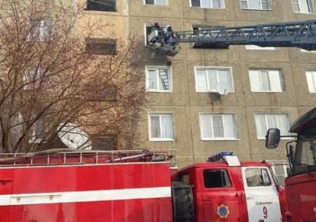 Огнеборцы Усть-Каменогорска спасли 15 жителей при пожаре в пятиэтажке