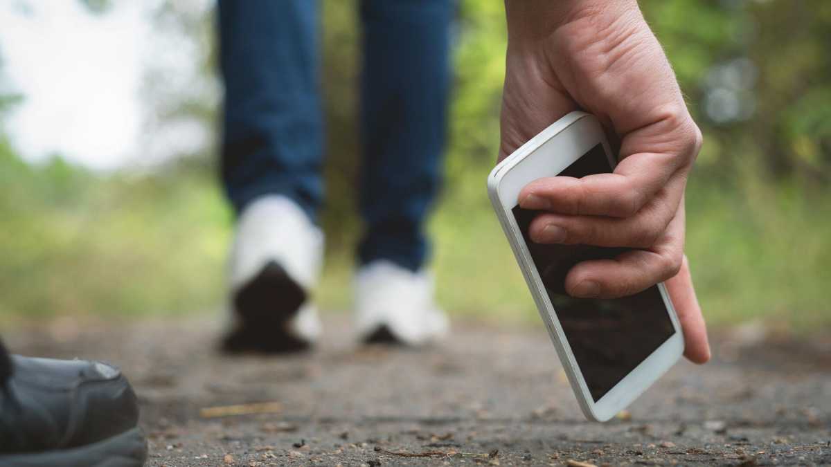 Мужчина украл смартфон у 14-летнего подростка в Уральске