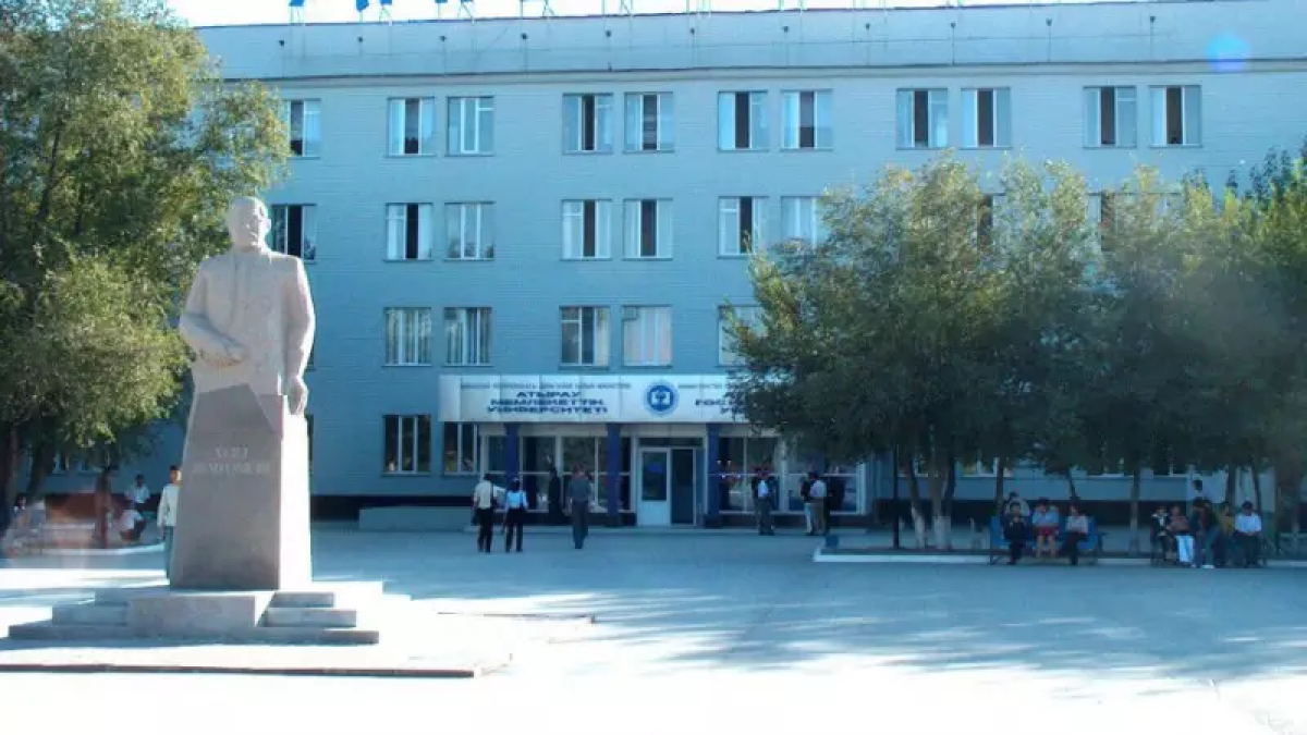 Декану Атырауского университета шесть лет незаконно начисляли зарплату