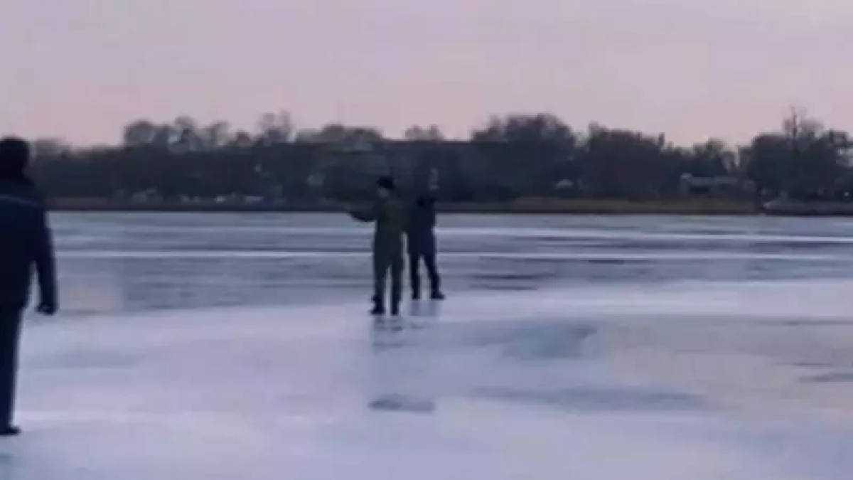 В Костанайской области мужчина выбрался на лёд и начал кричать, что хочет утопиться