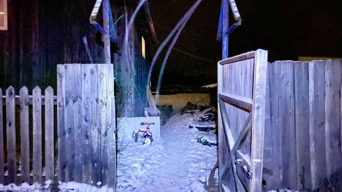 Отец ударом ножа в сердце убил двух своих детей