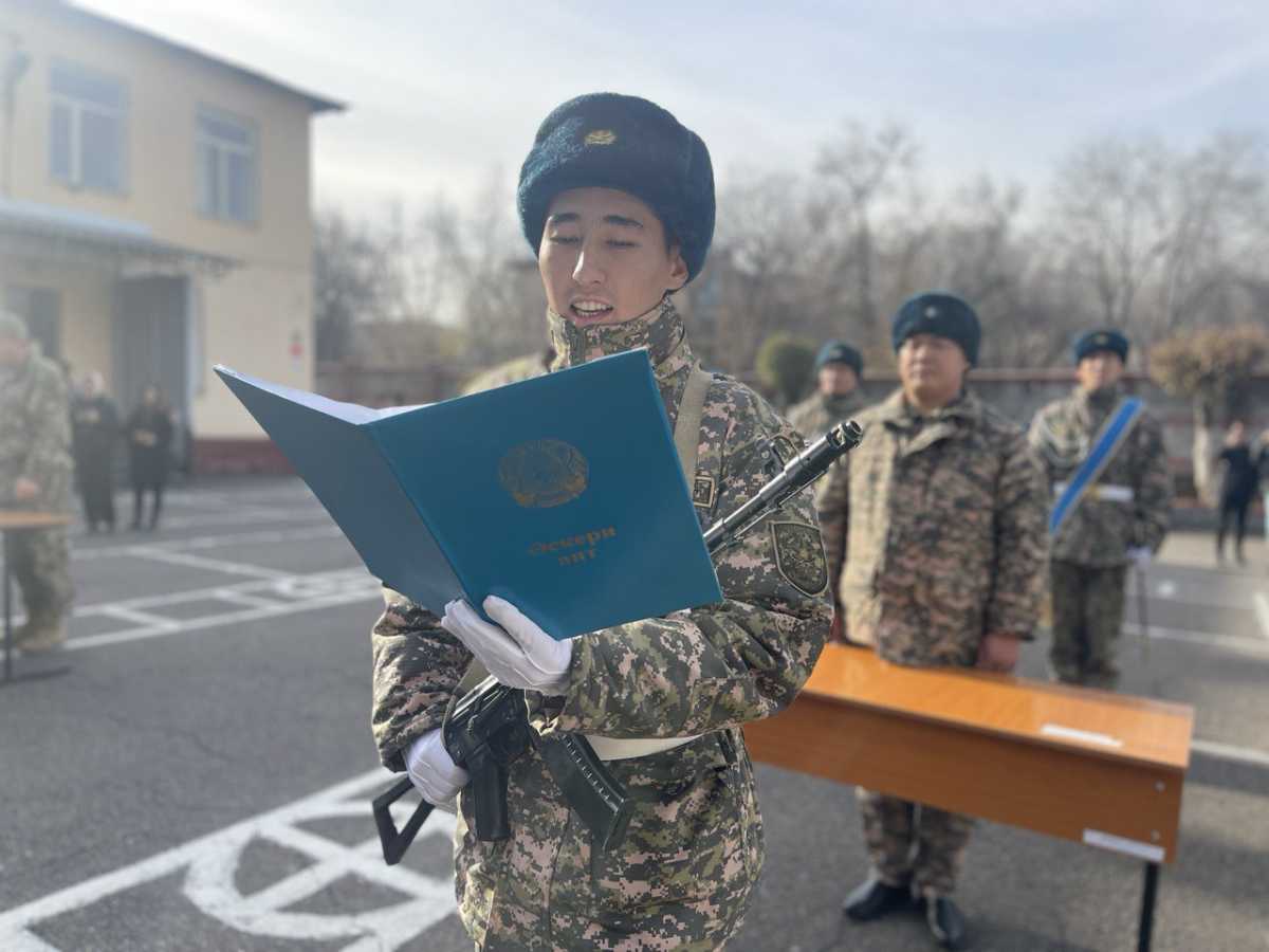 В Алматы курсантов военно-технической школы привели к присяге