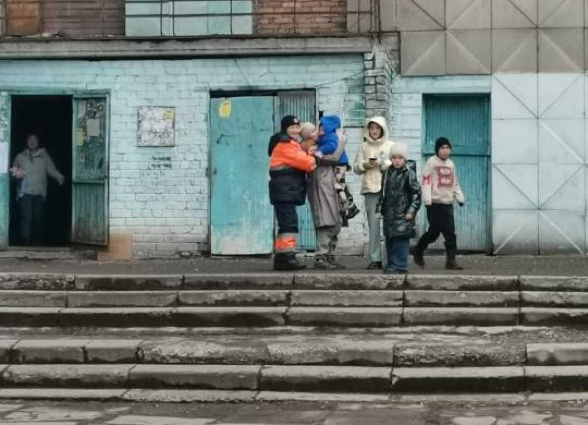 Пожарные Усть-Каменогорска спасли при пожаре в девятиэтажке 15 жителей